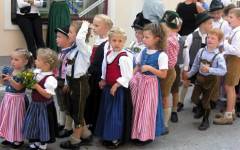 Auch die Jugend trägt gerne Tracht Auch die Jugend trägt gerne Tracht