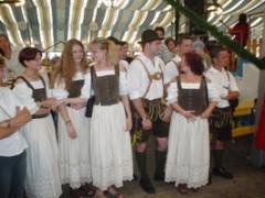 Bayrische Kirchweih-Tradition - Trachtengruppe