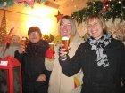 Gute Stimmung herrschte in (unser Bild) und vor den Buden